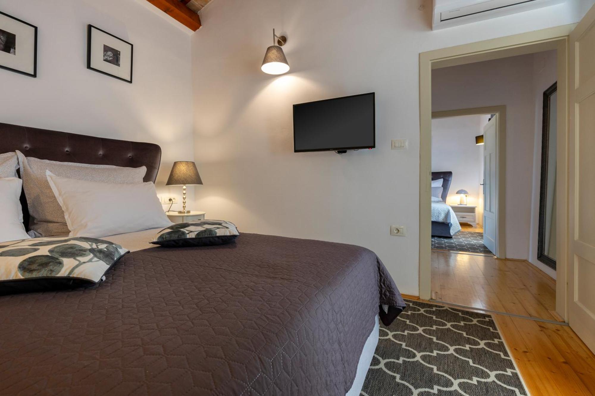 Lulu With Heated Pool, Sauna & Hot Tub Villa *