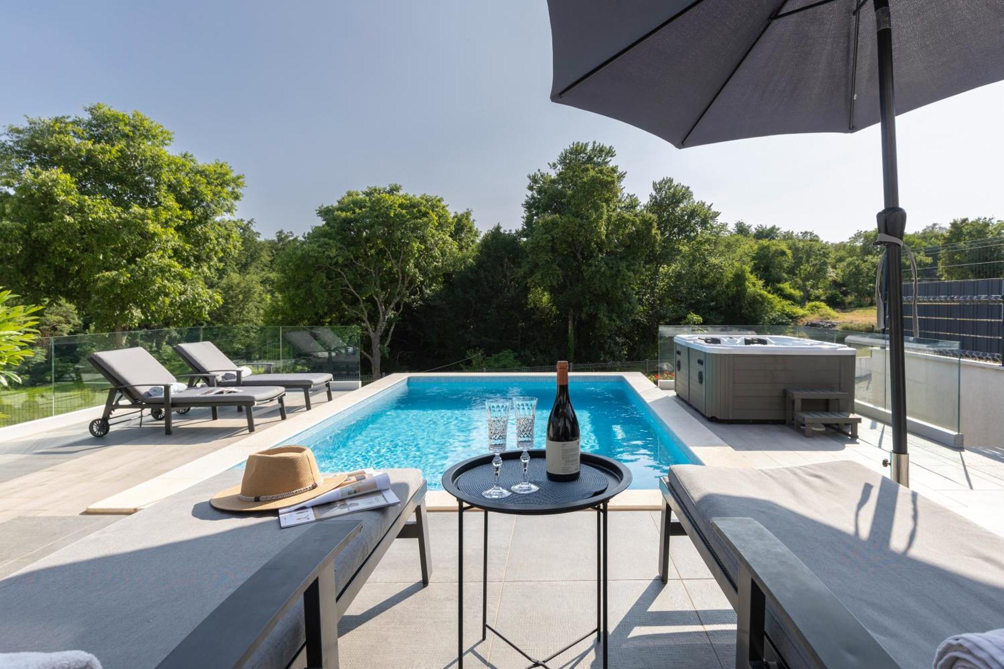 Villa Lulu With Heated Pool, Sauna & Hot Tub *